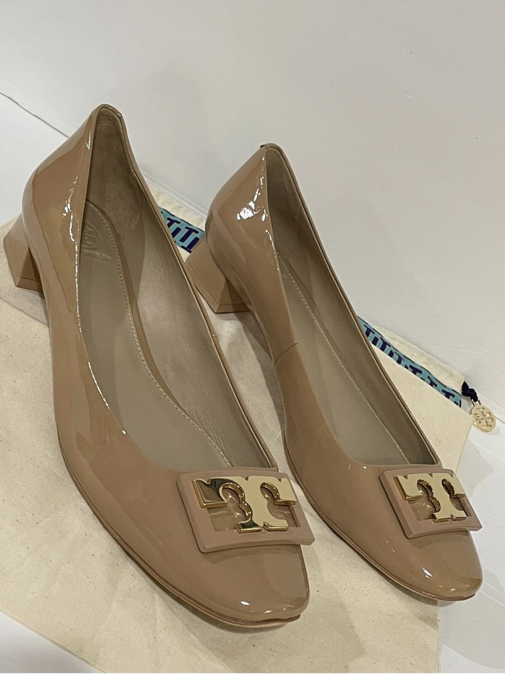 Tory Burch Beige Patent Leather Block Heel Pumps with Gold Logo
